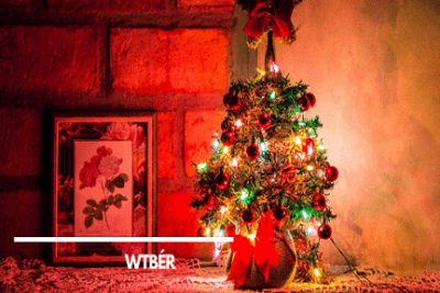 Feldíszített fenyővel kíván boldog karácsonyt a Wtbér